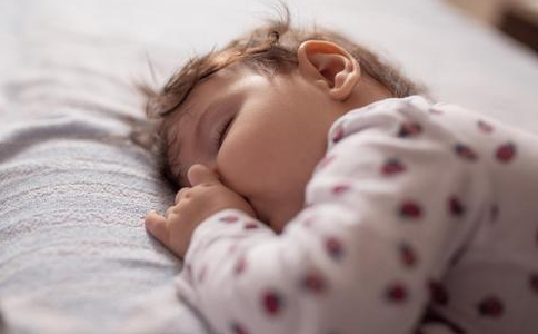 婴儿睡眠需求因年龄而异