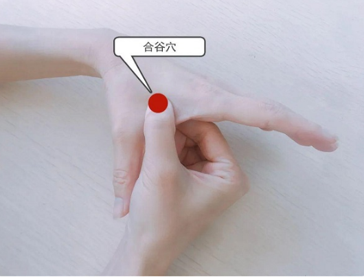颈后大椎穴按摩可退热