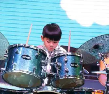 儿童学架子鼓容易导无法静心