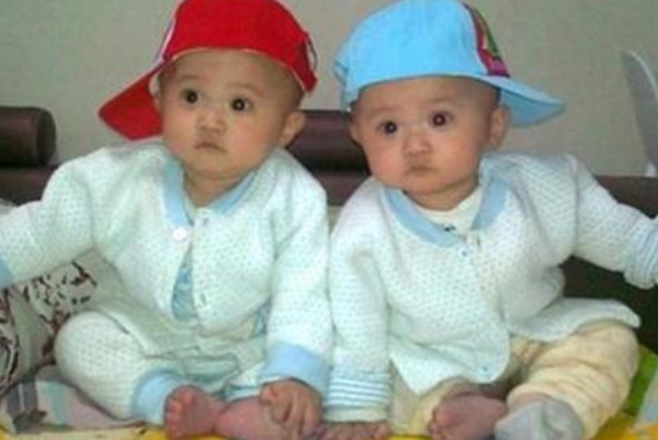 孕妇怀双胞胎养育压力大