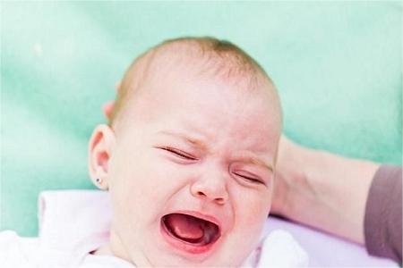 宝宝哭闹时家长应安抚