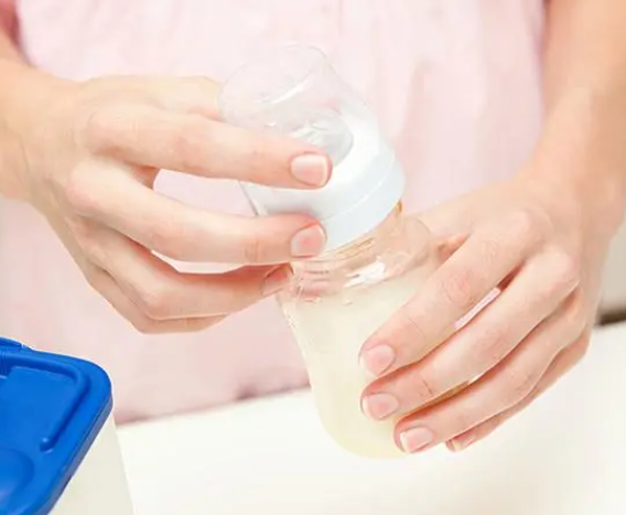 母乳和奶粉混合喂养不伤宝宝肠胃的正确方法是什么？