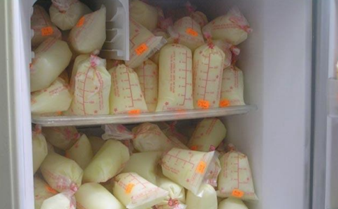 医生说冷冻母乳不要吃，使用冷冻母乳前要检查保存时间
