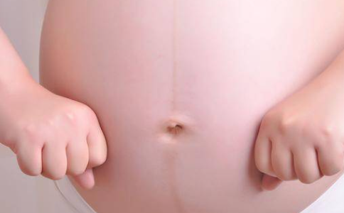 怀男孩的妈妈腹部突出